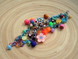 Armband met vrolijke kleurtjes