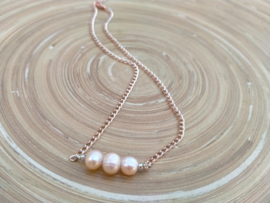 Ketting met roze zoetwaterparels en kettinkje van roségoud