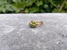 Goudkleurige Copper Wire ring met groene bicones. Maat 17