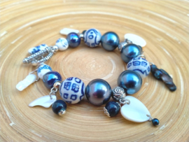 Armband in Delfts blauw met schelpkralen en onregelmatige zoetwaterparels