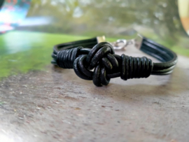 Zwarte heren armband van 3 mm zwart rondleer met Keltische knoop
