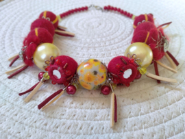 Rood en gele vilten ketting