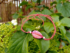 Rood enkelbandje en kauri schelpje