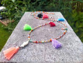 Lange Ibiza style kwastjes ketting met witte keramiek viskraal