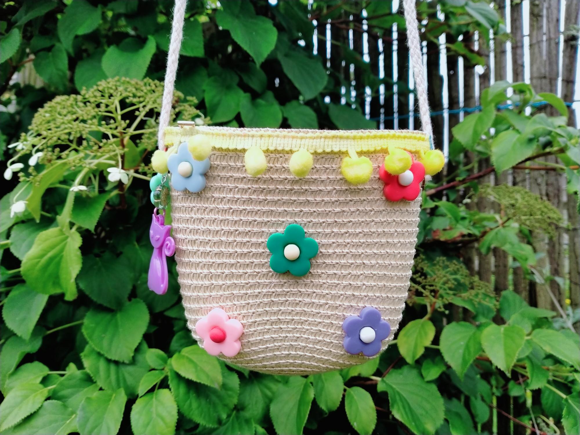 Leuk opgepimt raffia kindertasje met bloemmotief