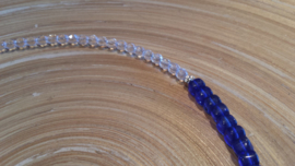 Blauwe ketting met glas cubes en handbewerkt ornament