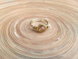 Copper wire ring in goudkleur met abrikooskleurige kraal. Ringmaat 20