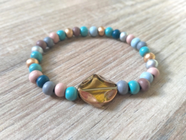 Pastelkleurig armbandje met bruine electroplated glaskraal