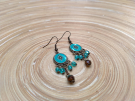 Turquoise/bruine oorbellen met glas bicones