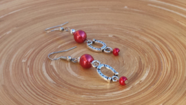 Rode glasparel oorbellen met hoefijzertjes connectors in meer kleuren leverbaar!
