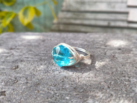 Zilverkleur Copper Wire ring met grote hemels blauwe glaskraal