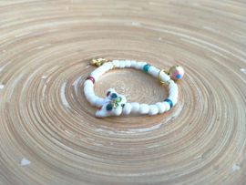 Elastieken wit kinderarmbandje met cloisonne vlinderkraal