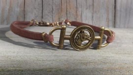 Bruin suede armbandje met paarden connector