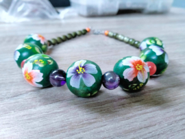 Natuur ketting van groene handbeschilderde bloemkralen