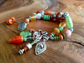 Handgemaakte armband in groen/oranje met bloemsluiting