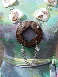 Parelmoer acryl ornamenten ketting