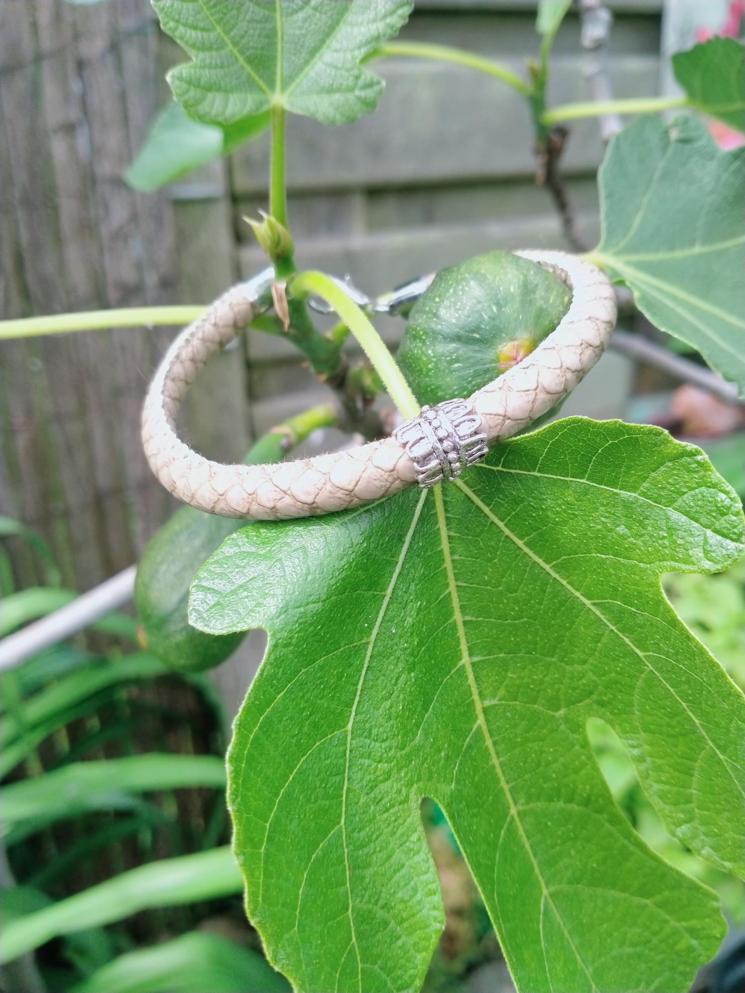 Beige heren armband van gestikt imitatieleer