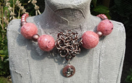 Roze-bruine spangketting met vilt kralen en handgedraaid ornament