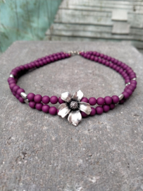 Aubergine kleurige choker met bloem verdeler