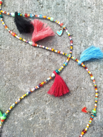 Lange Ibiza style kwastjes ketting met witte keramiek viskraal