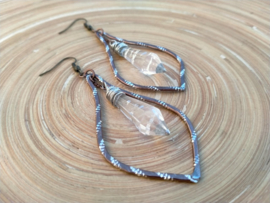 Bronkleurige crinkle aluwire oorbellen met lange glasdruppels