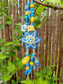 Hemelsblauw en citroengele armband met bloemconnector