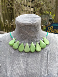 Groene spangketting van keramiek druppels, en AB glas bicones