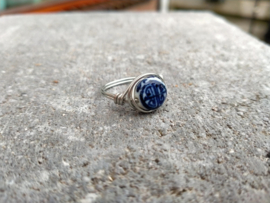 Delfts blauwe ring met Kazuri kraal maat 17