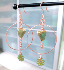 Koperkleurige Copper Wire oorbellen van groen keramiek
