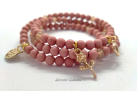 Zalmkleurige wire armband met gouden accenten