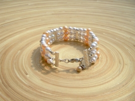 Zalmkleurige armband van glas- en zoetwaterparels en strass verdelers