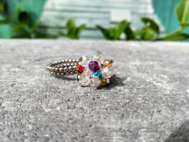 Fleurige wire ring met kleine facet geslepen rondellen. Maat 18