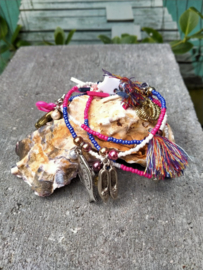 Wikkelarmband in fuchsia en lavendel met wit met gouden accenten