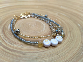 Set minimalistische letter armbandjes in goud, grijs en zilver