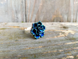 Zilverkleurige ring met diepblauw/groene cabochon. Ringmaat 17