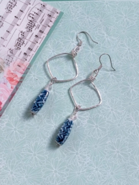 Delfts blauwe hammered oorbellen