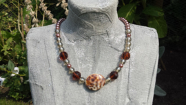 Korte bruin geregen glasparel ketting met grote schelpkraal