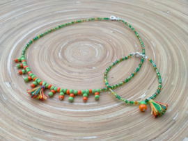 2 dlg. Set korte ketting/choker en armbandje met fijne groen/oranje rocailles