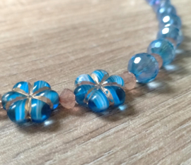 Hemelsblauwe glaskralen bloemen ketting