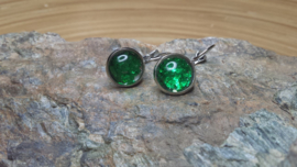 Korte groene strass oorbellen op ornament