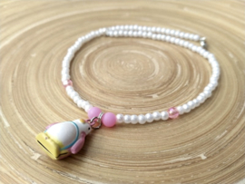 Kinderketting met roze pinguïn hanger met een belletje en acryl pareltjes