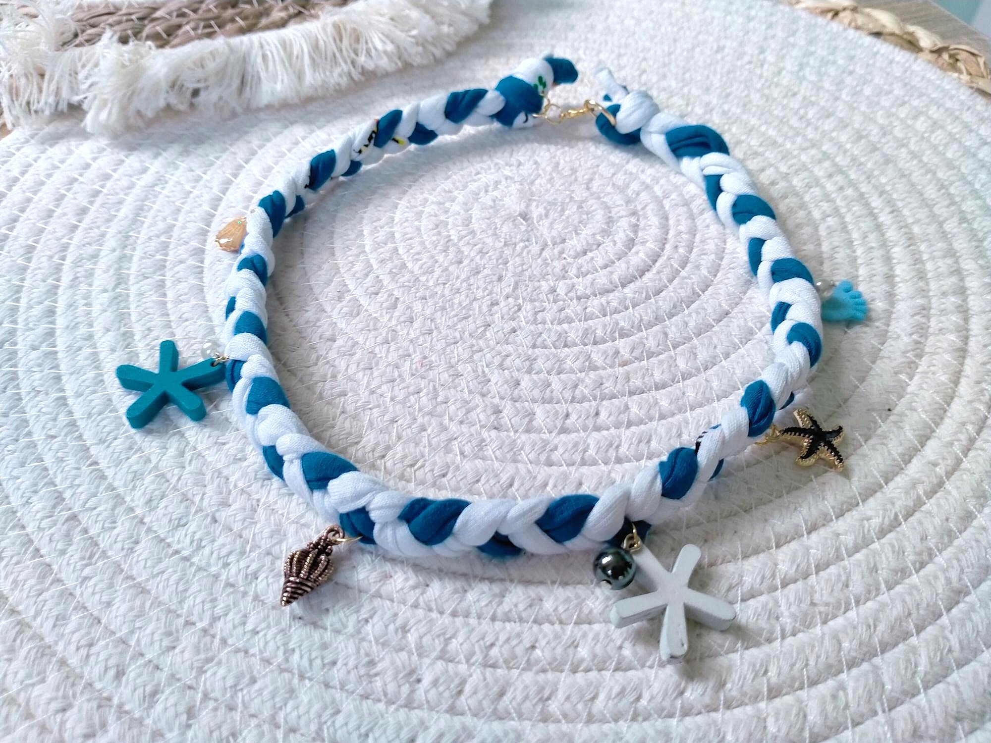 Wit met marineblauwe Bandana