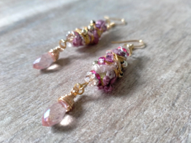 Roze en gouden brocante oorbellen
