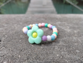 Pastel kinderarmbandje met groene bloemkraal