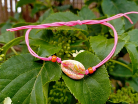 Fel roze enkelbandje en kauri schelpje met hippie kleurtjes