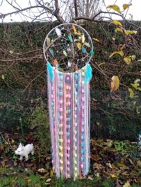 Regenboog dromenvanger in zachte pasteltinten. Lengte 1.53 mtr. Maat XL