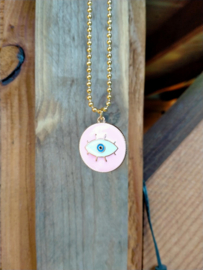 Roze evel eye hanger aan goudkleurig chainmail