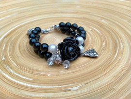 Zwarte armband met glasparels en bloemverdeler