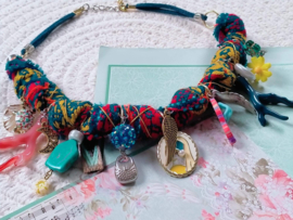 Stoffen ketting in blauw/rood/geel