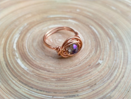 Koperkleurige copper wire ring met glas rondel in paars/zilver. Ringmaat 19